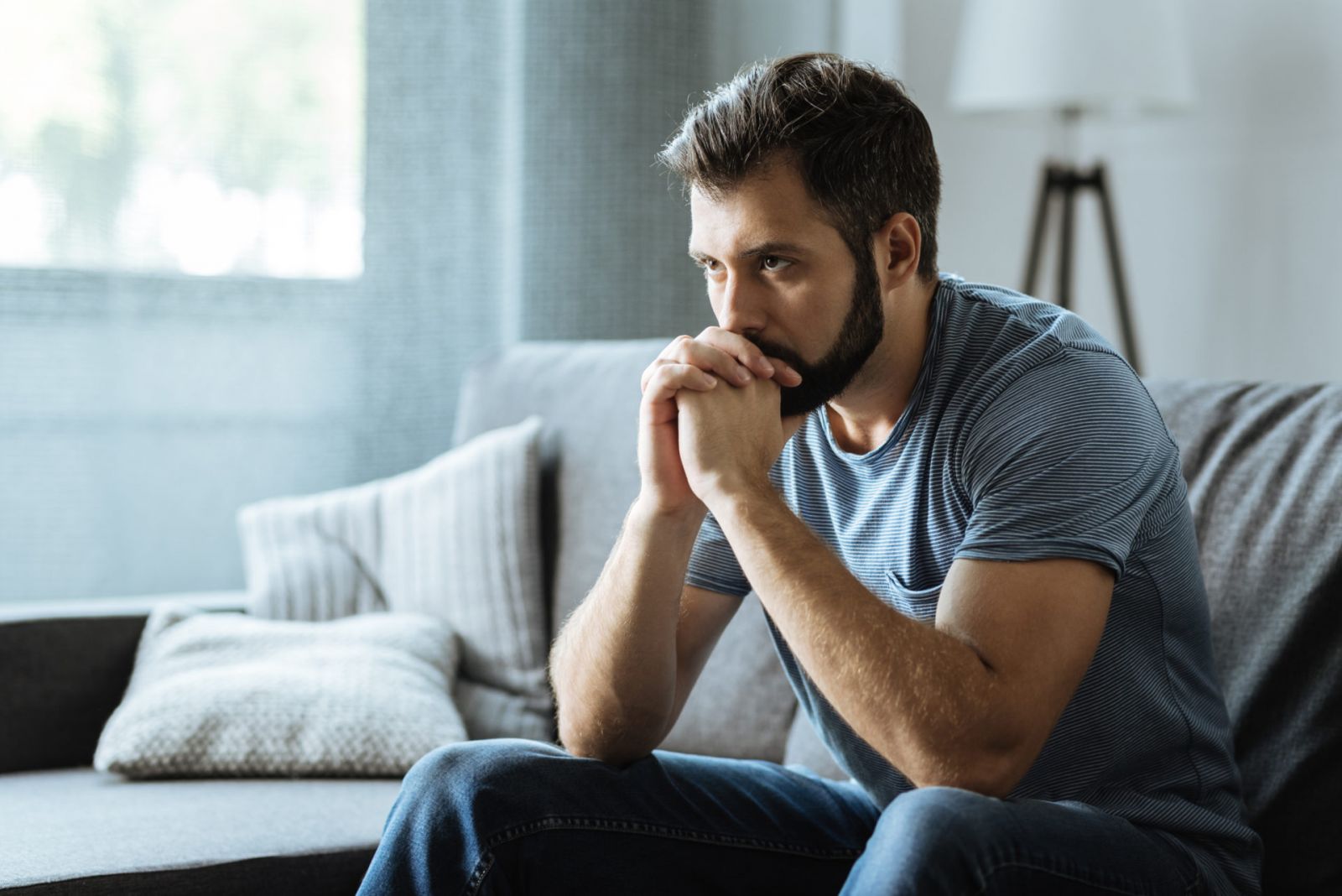 Мужчина думает